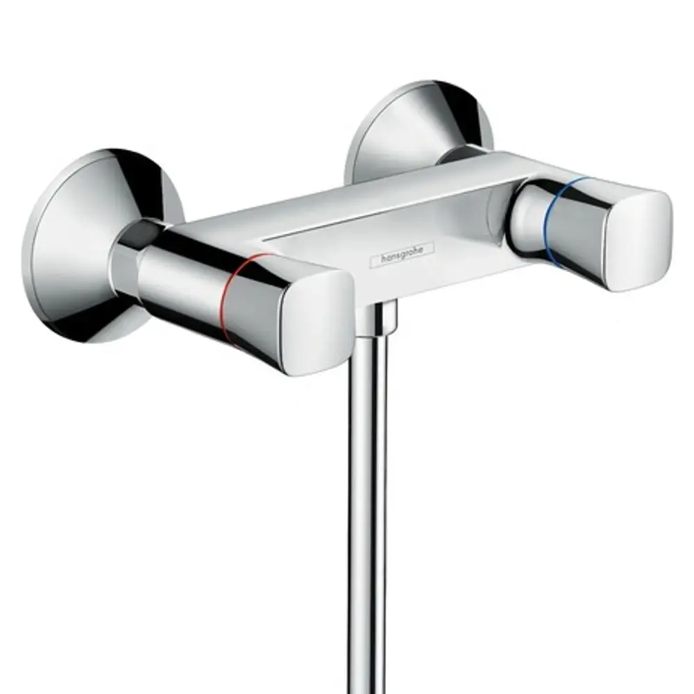 Chromfarbener Brausemischer mit zwei Griffen zur Temperatur- und Wassermengenregulierung, montiert an der Wand, von der Marke Hansgrohe.